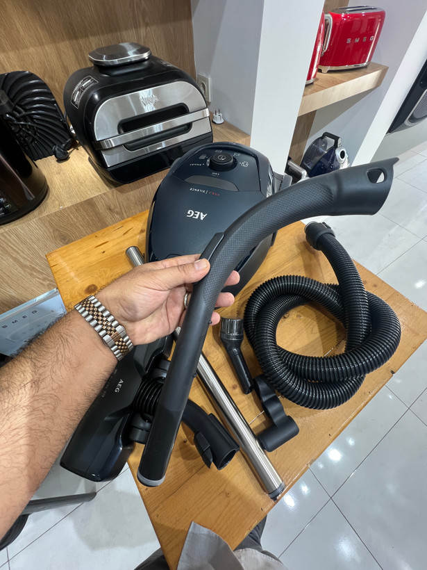 جارو برقی آاگ مدل VX82-1-2ST بسیار کمصدا