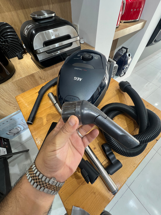 جارو برقی آاگ مدل VX82-1-2ST بسیار کمصدا