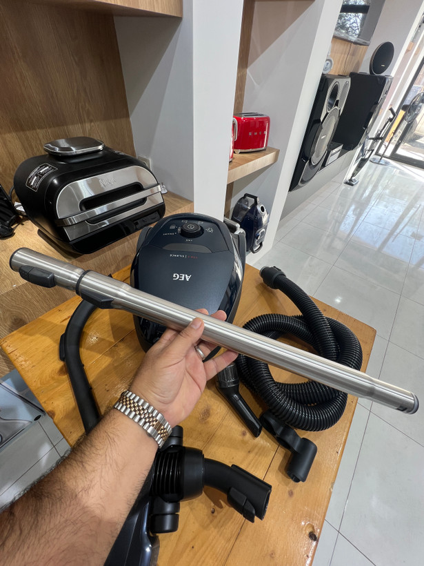 جارو برقی آاگ مدل VX82-1-2ST بسیار کمصدا